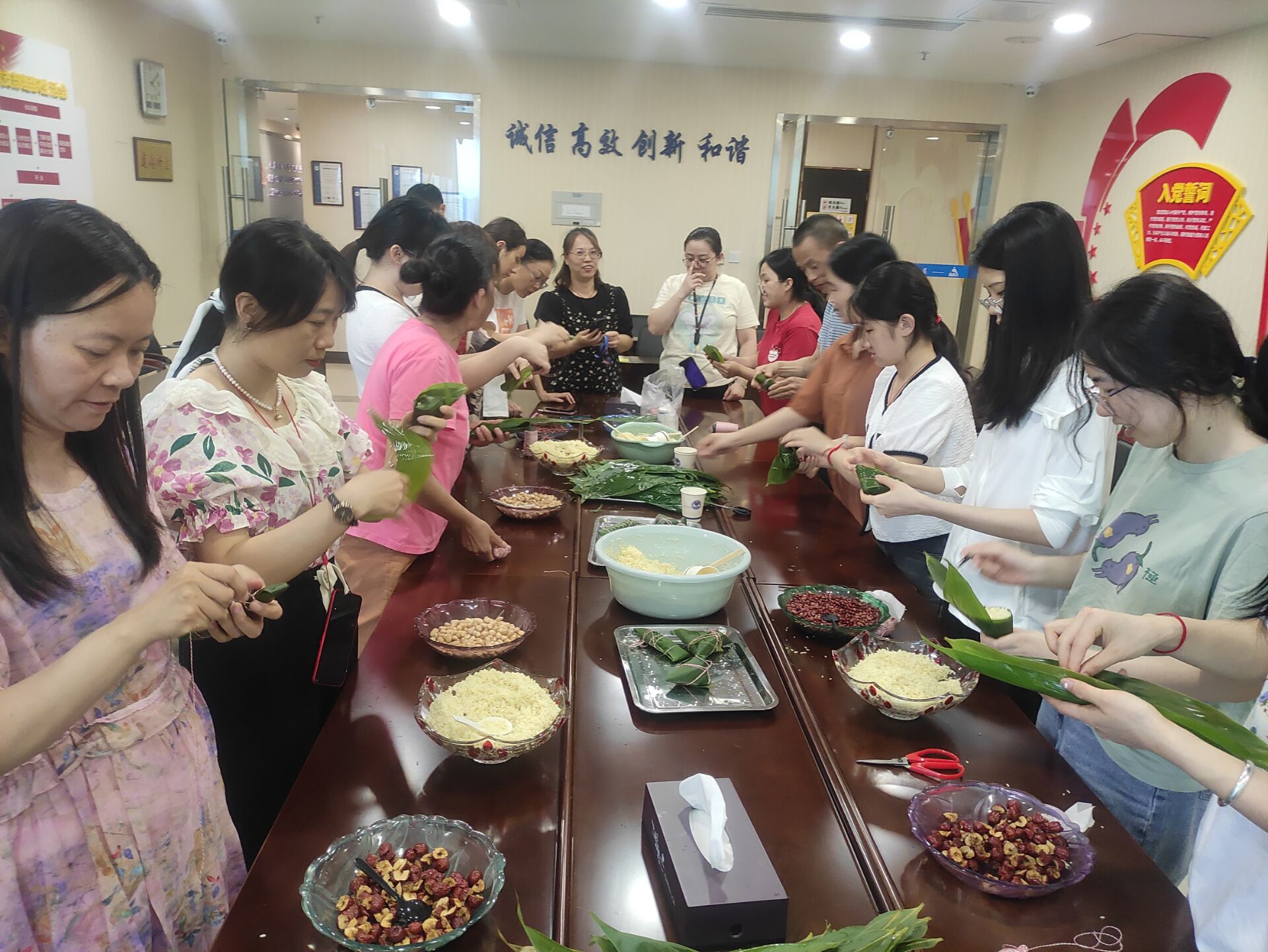 图3众益公司包粽子.jpg